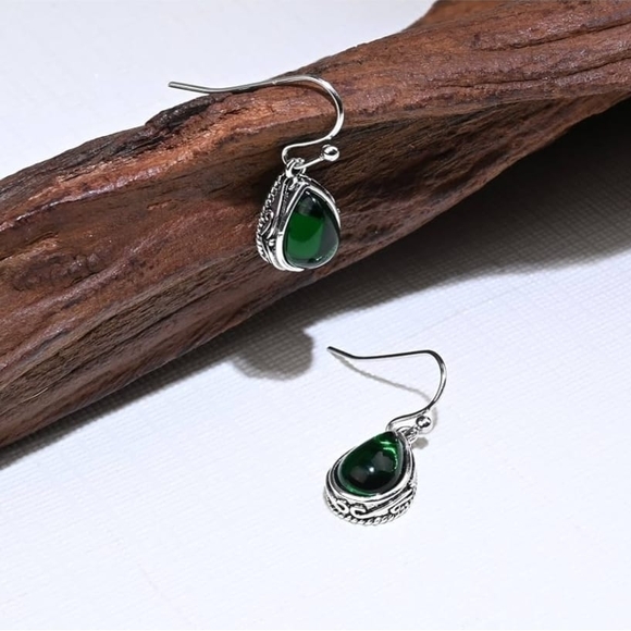 Elegant Green Teardrop Earrings - Picture 2 of 2
